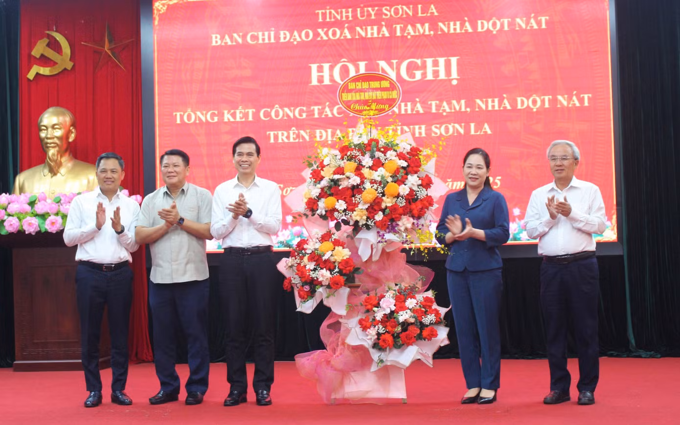 Bà Nông Thị Hà - Thứ trưởng Bộ Dân tộc và Tôn giáo tặng hoa chúc mừng tỉnh Sơn La sớm về đích trong công tác xóa nhà tạm, nhà dột nát.