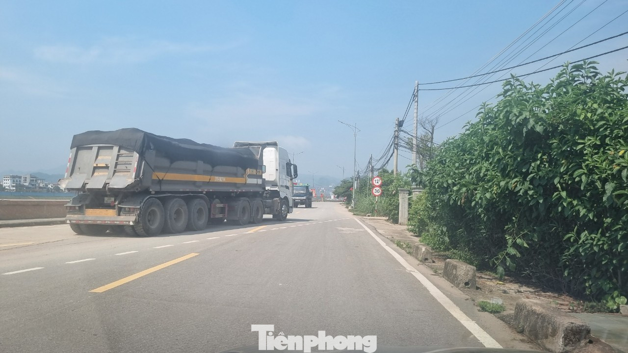 Nhưng hàng ngày những chiếc xe hàng chục tấn vẫn lưu thông trên con đường này.