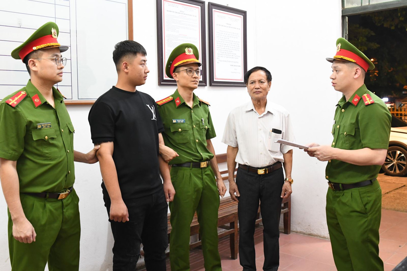 Công an tỉnh Phú Thọ đã ra lệnh giữ đối tượng Hoàng Hải Long. Công an tỉnh Phú Thọ đã ra lệnh giữ đối tượng Hoàng Hải Long.