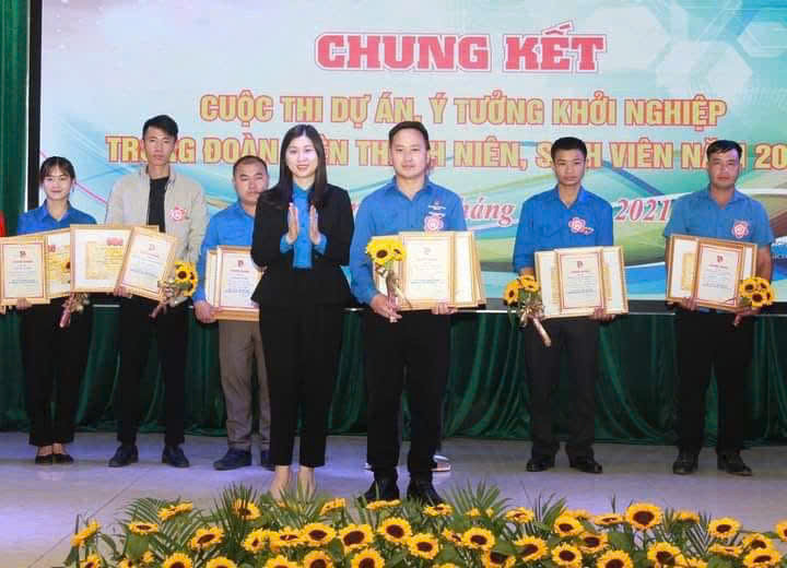 Thào A Lo (thứ 3 bên phải) nhận giải nhất cuộc thi “Dự án, ý tưởng khởi nghiệp trong thanh niên, sinh viên tỉnh Sơn La”.