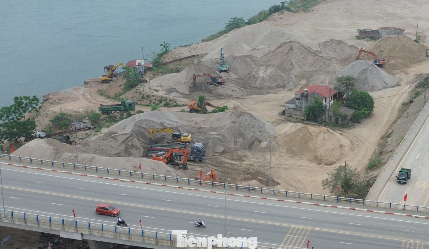 Những ngôi nhà kiên cố được xây dựng trong hành lang bảo vệ đê.