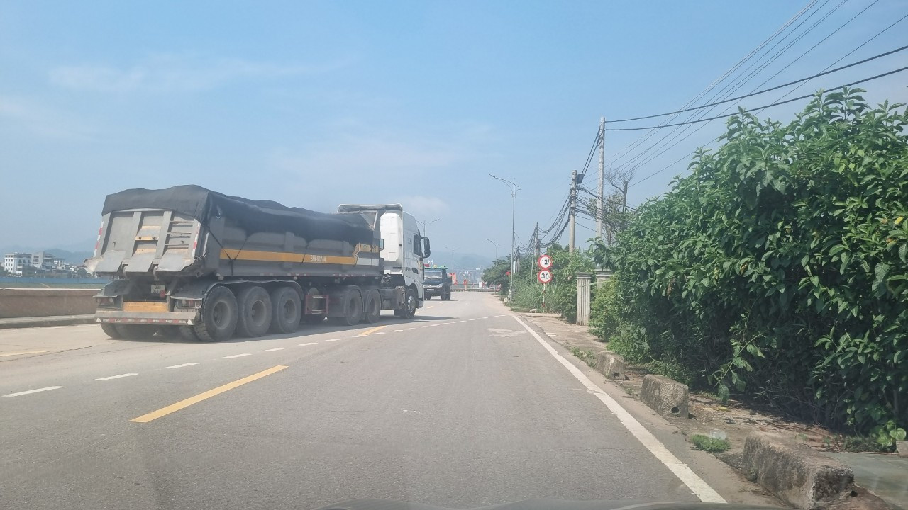 Xe quá tải lộng hành cày xéo thân đê. Xe quá tải lộng hành cày xéo thân đê.