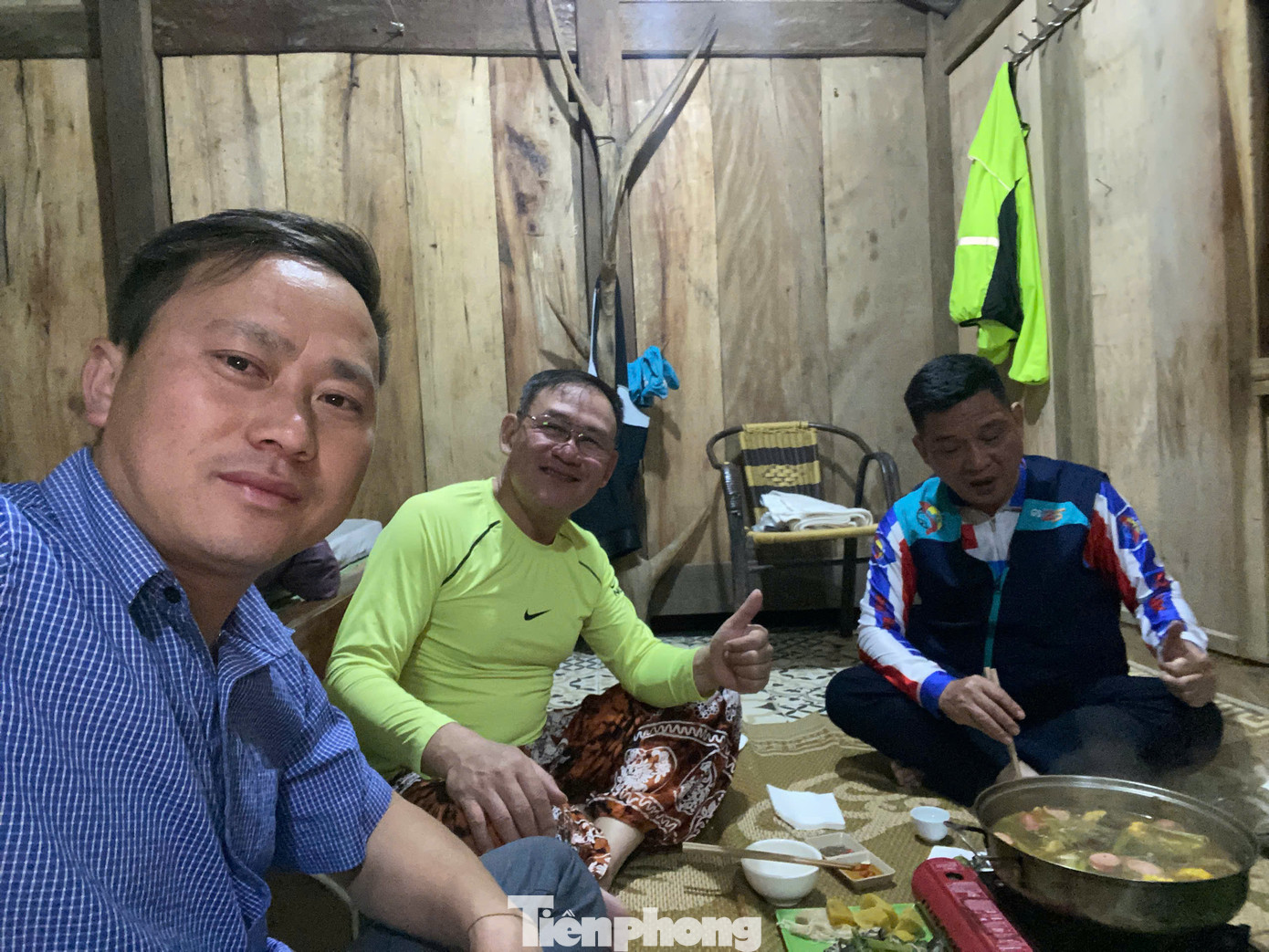 Thào A Lo giao lưu cùng du khách nghỉ tại homestay.