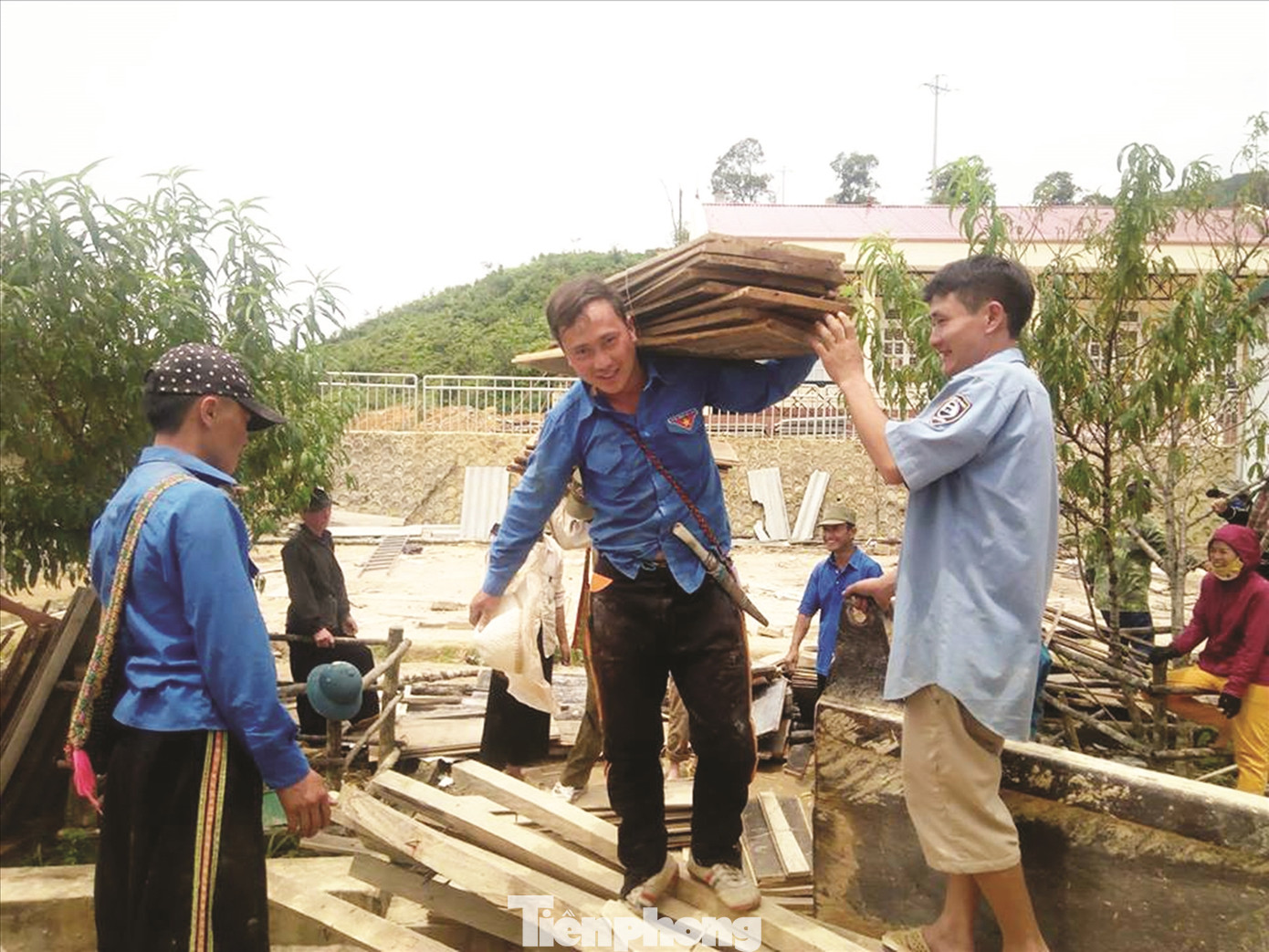 Do nguồn vốn hạn hẹp, mọi việc xây dựng homestay đều một tay vợ chồng Lo lo liệu.