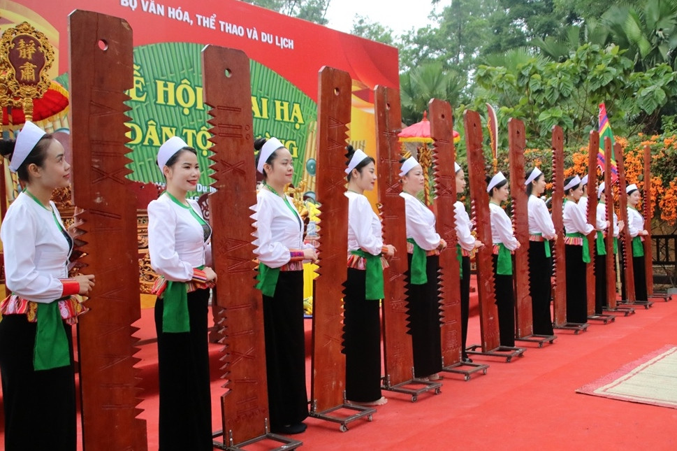 Mô hình bộ lịch tre được phóng to để giới thiệu cho người dân. Mô hình bộ lịch tre được phóng to để giới thiệu cho người dân.