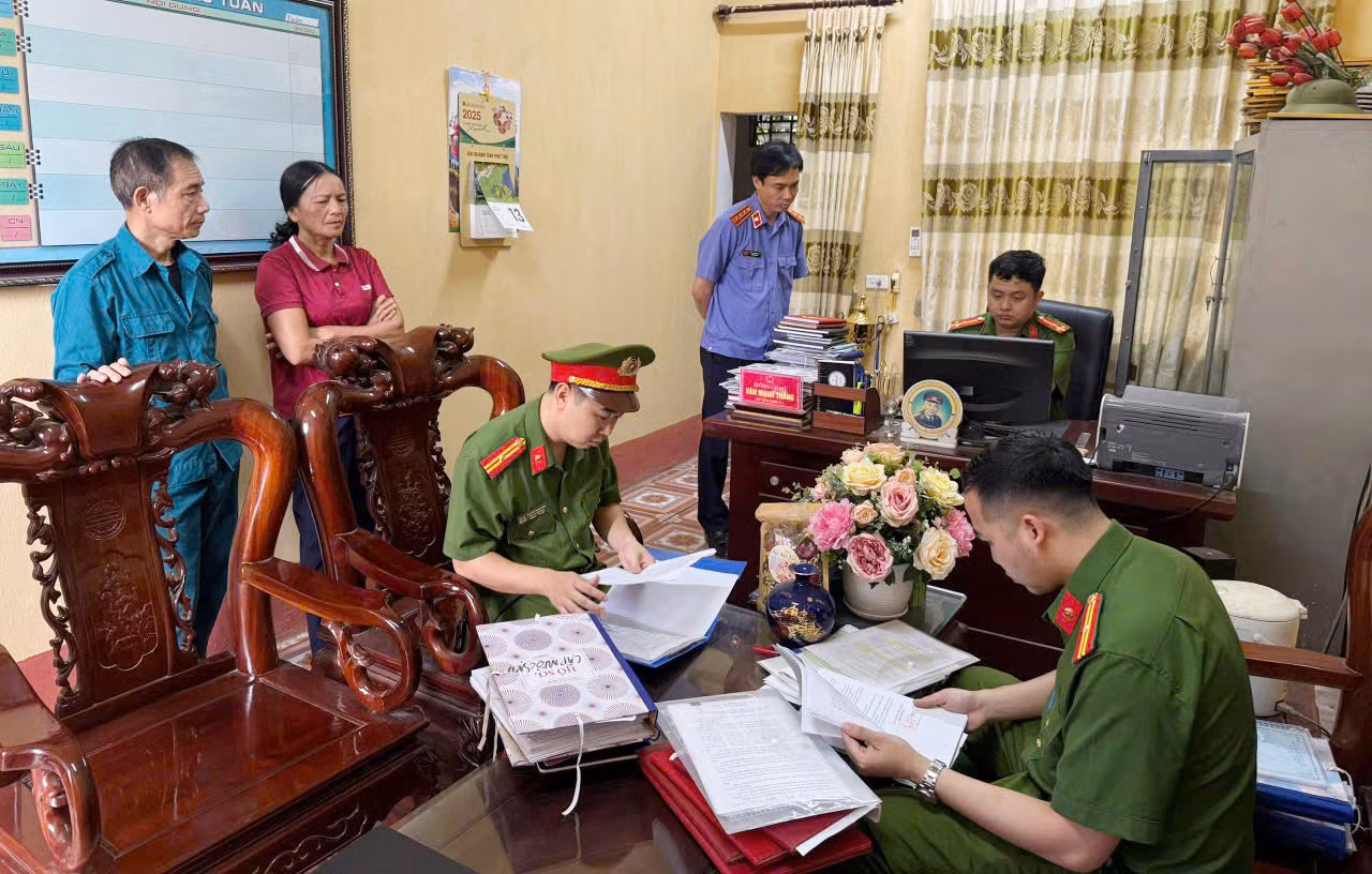 Công an khám xét nơi làm việc của Văn Mạnh Thắng.