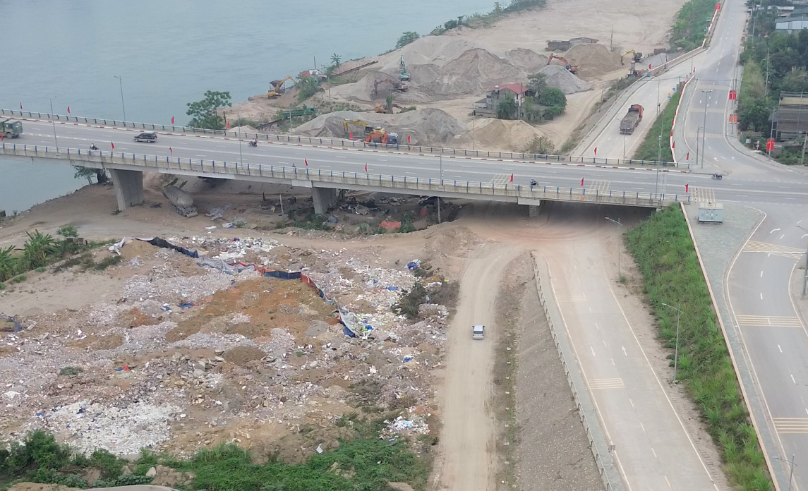 Toàn cảnh bãi cát của các doanh nghiệp tại cầu Hòa Bình 2. Toàn cảnh bãi cát của các doanh nghiệp tại cầu Hòa Bình 2.