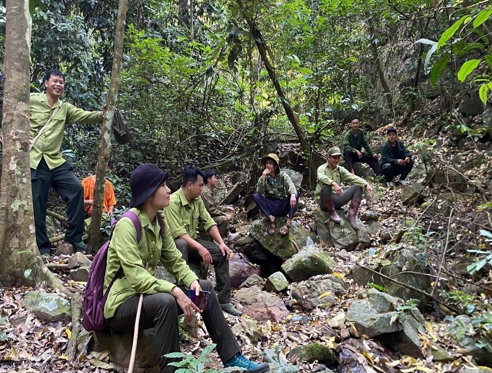 Đoàn khảo sát Ban Quản lý rừng đặc dụng phòng hộ Sốp Cộp phát hiện cây hoa dơi đen. Đoàn khảo sát Ban Quản lý rừng đặc dụng phòng hộ Sốp Cộp phát hiện cây hoa dơi đen.