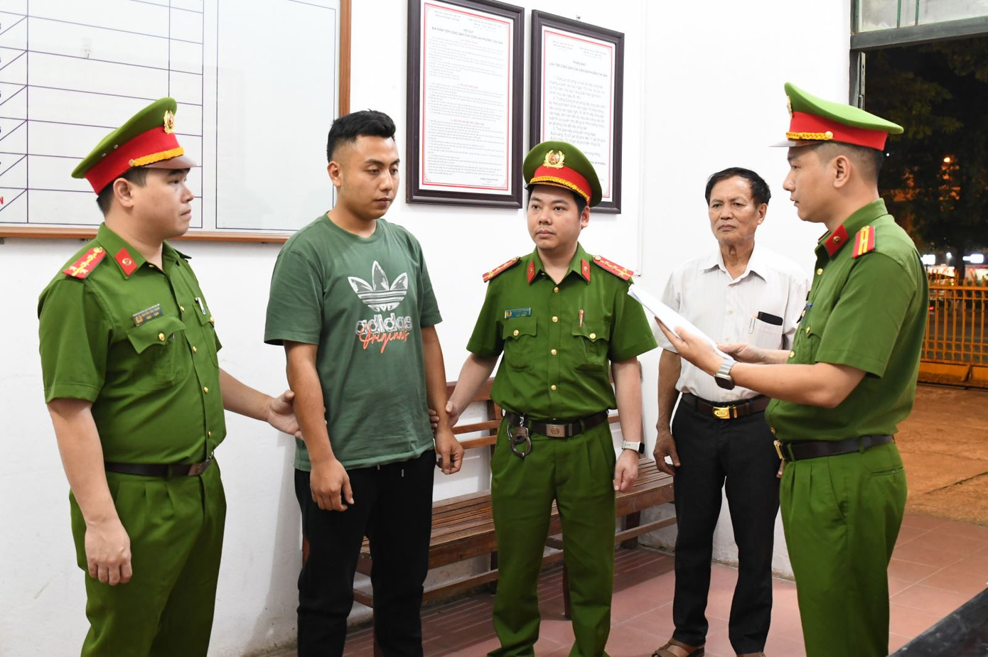 Công an tỉnh Phú Thọ đã ra lệnh giữ đối tượng Lê Hoàng Thắng. Công an tỉnh Phú Thọ đã ra lệnh giữ đối tượng Lê Hoàng Thắng.