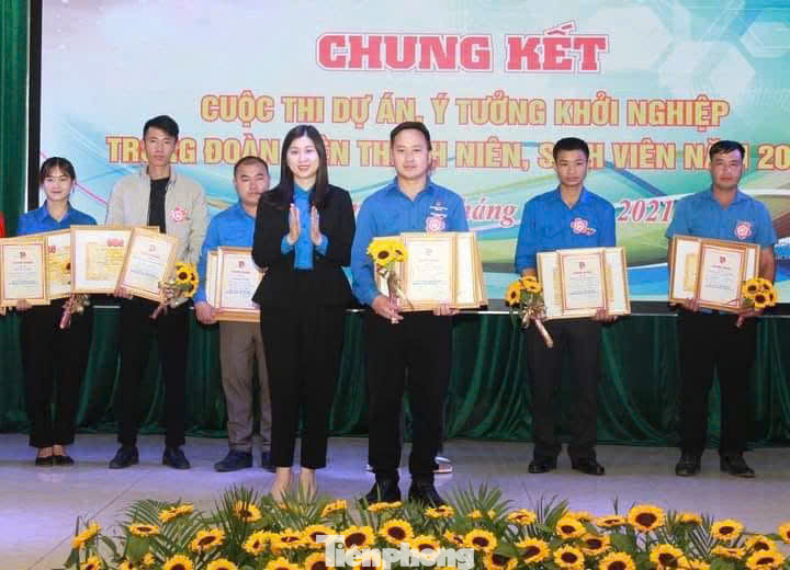 Thào A Lo (thứ 3 bên phải) nhận giải nhất cuộc thi “Dự án, ý tưởng khởi nghiệp trong thanh niên, sinh viên tỉnh Sơn La”.
