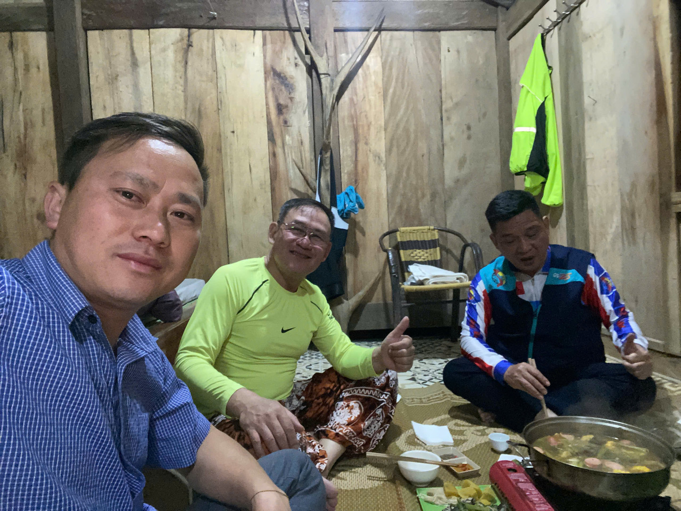 Thào A Lo giao lưu cùng du khách nghỉ tại homestay.