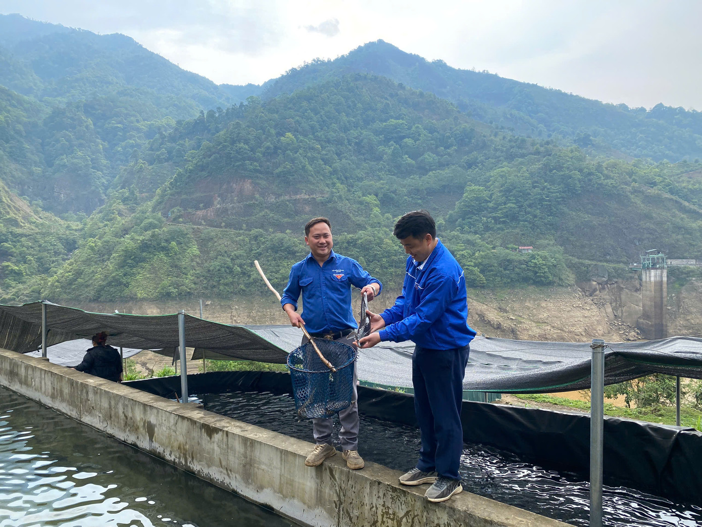 Mô hình nuôi cá hồi, cá tầm của A Lo đang được nhân rộng.