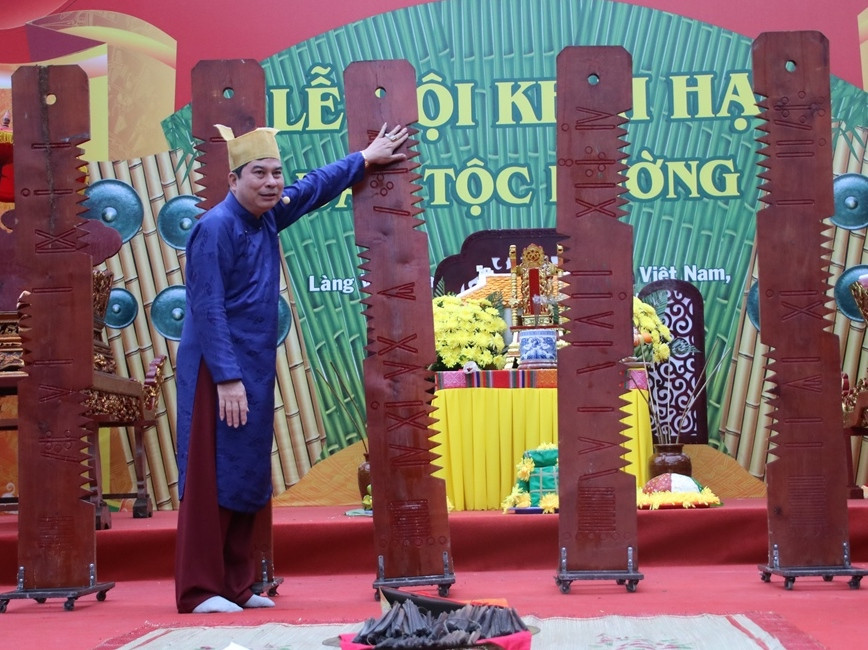 Nghệ nhân nhân dân Bùi Văn Minh hướng dẫn cách tính lịch tre. Nghệ nhân nhân dân Bùi Văn Minh hướng dẫn cách tính lịch tre.