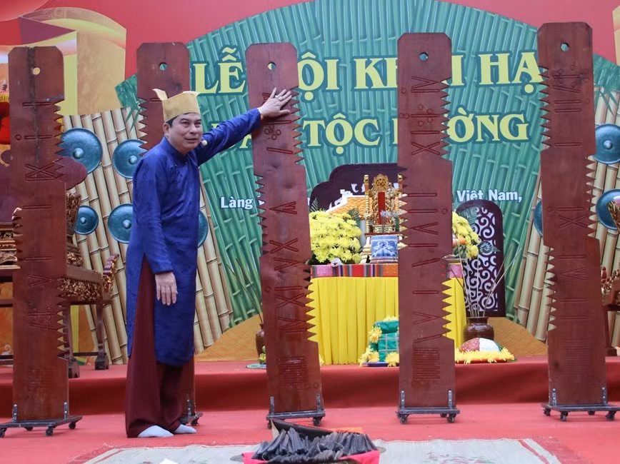 Nghệ nhân nhân dân Bùi Văn Minh hướng dẫn cách tính lịch tre.