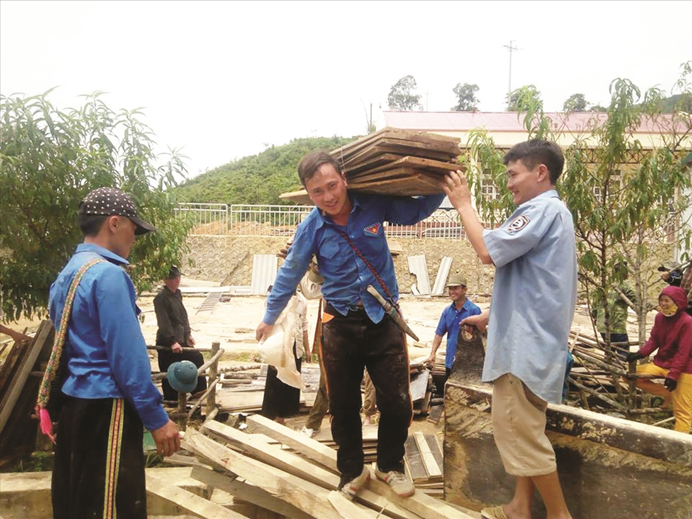 Do nguồn vốn hạn hẹp, mọi việc xây dựng homestay đều một tay vợ chồng Lo lo liệu.