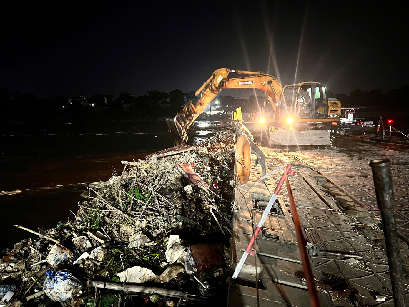 Rác đổ về cầu phao rất nhiều trong đêm 12/5. Rác đổ về cầu phao rất nhiều trong đêm 12/5.