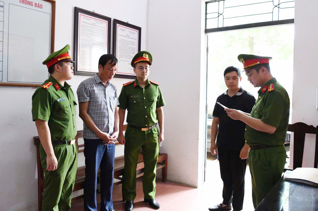 Công an tỉnh Phú Thọ đọc lệnh bắt khẩn cấp Văn Mạnh Thắng. Công an tỉnh Phú Thọ đọc lệnh bắt khẩn cấp Văn Mạnh Thắng.