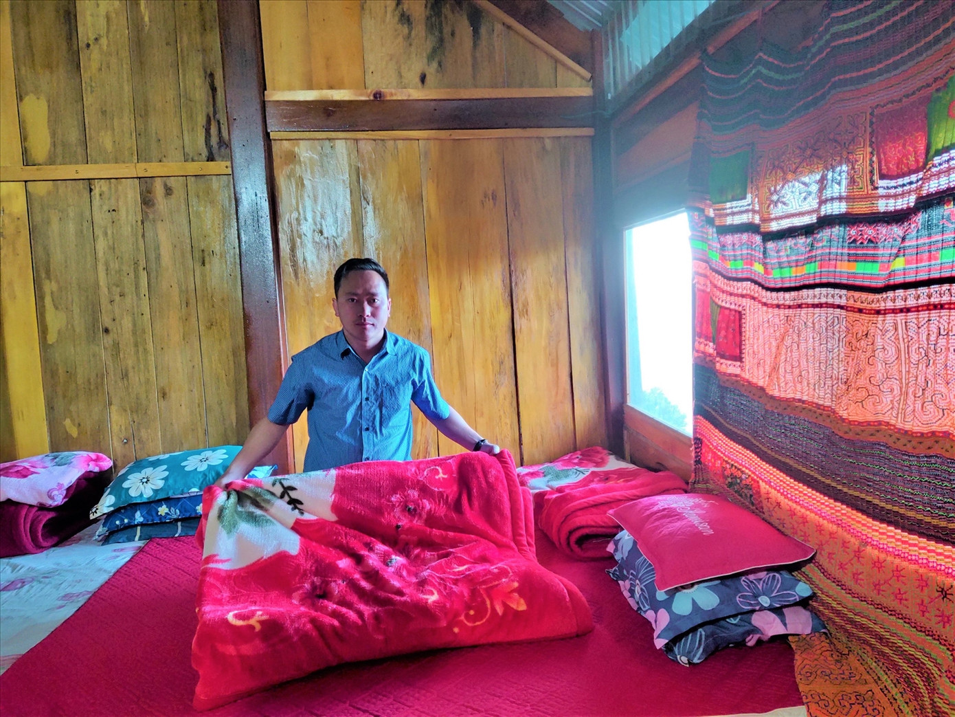 Thào A Lo chăm sóc homestay của mình