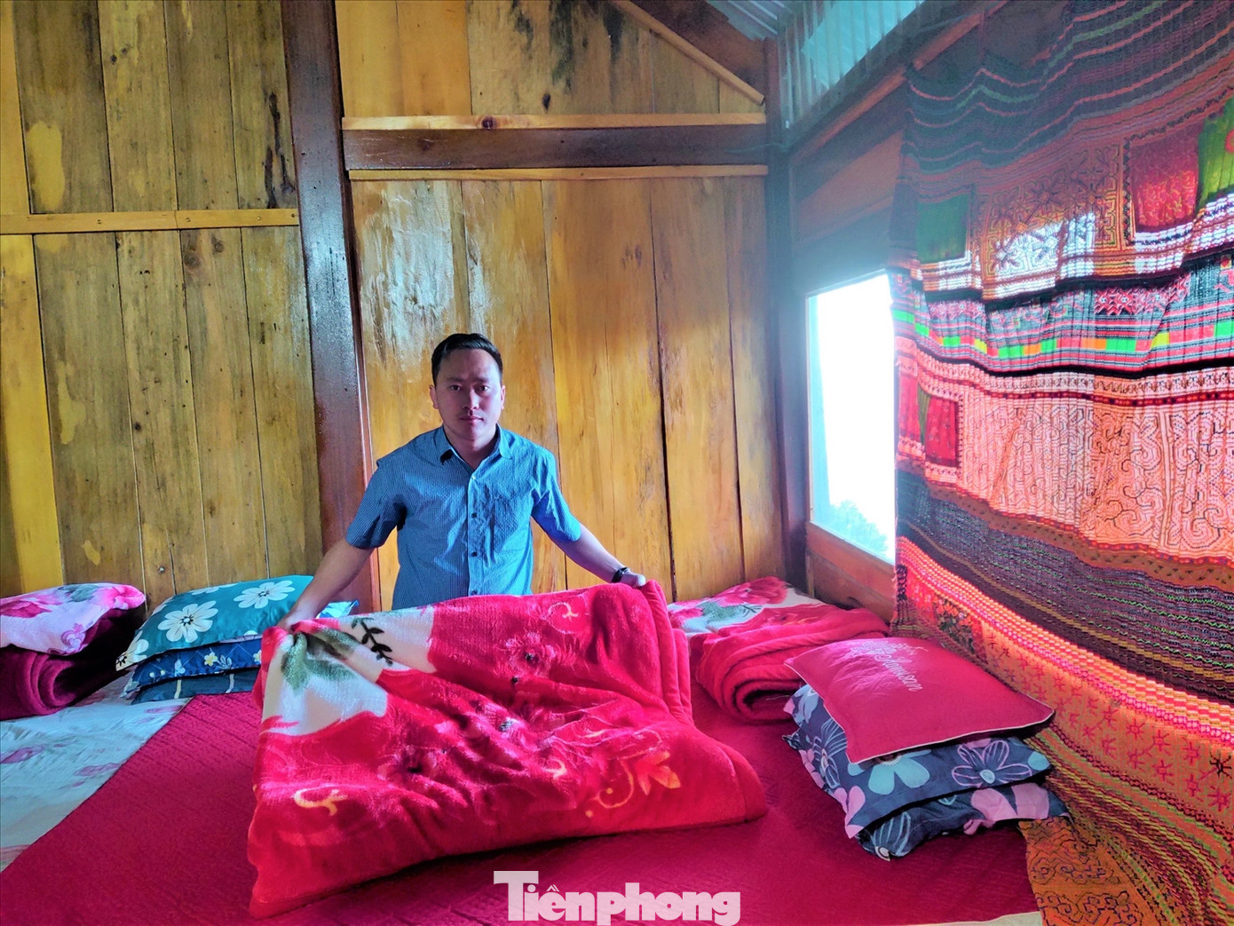 Thào A Lo chăm sóc homestay của mình