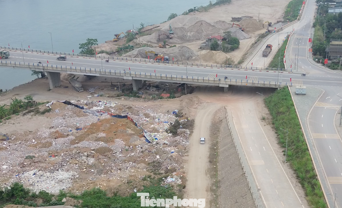 Các chủ doanh nghiệp chuyển rác thải về tập kết ở hành lang bảo vệ đê sông Đà.