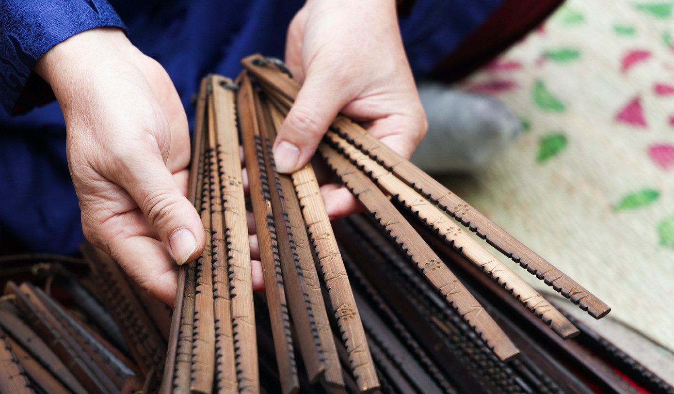 Bộ lịch tre kích thước bình thường được người Mường sử dụng hàng ngày. Bộ lịch tre kích thước bình thường được người Mường sử dụng hàng ngày.