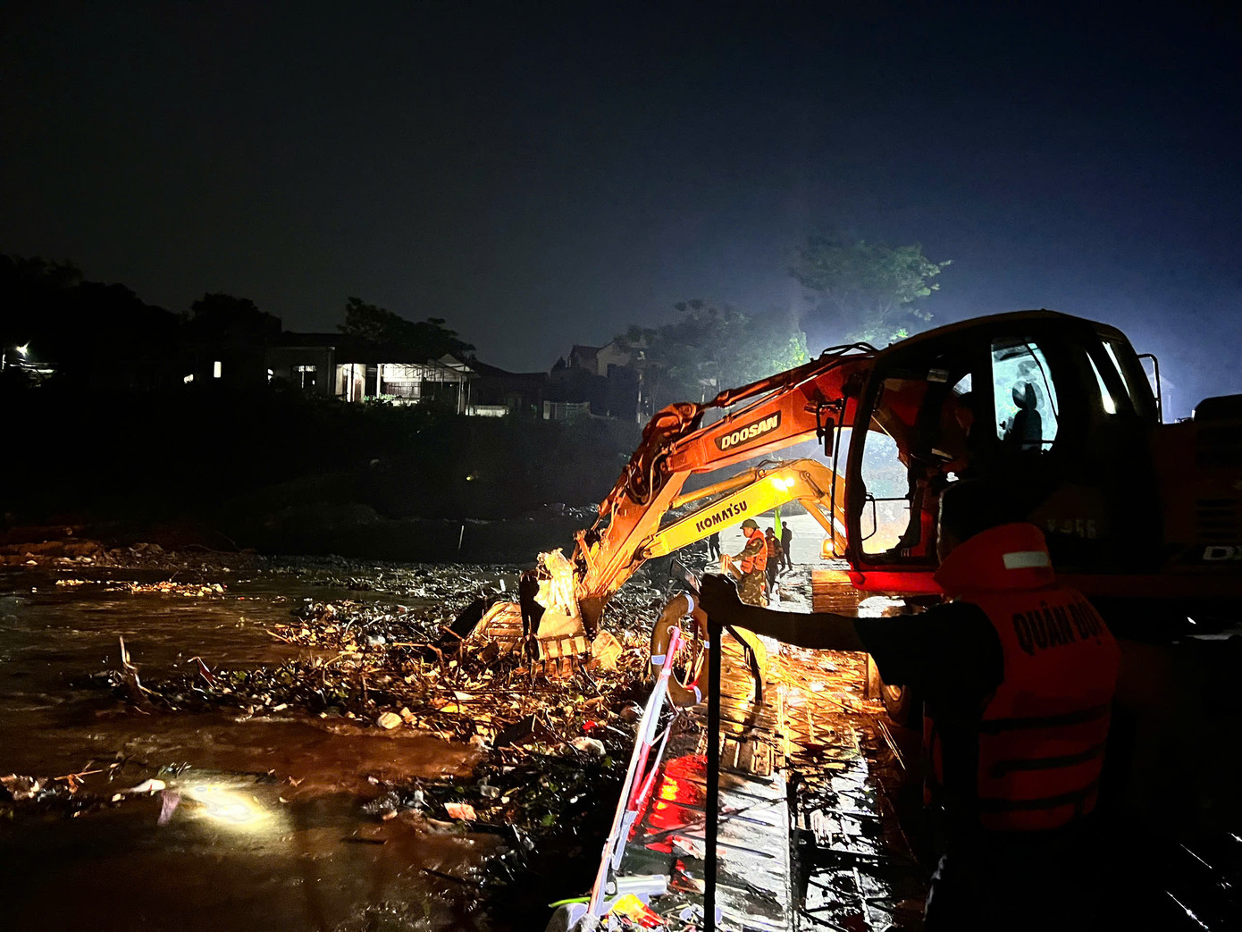 2 máy xúc cùng hoạt động dọn rác trong đêm 12/5. 2 máy xúc cùng hoạt động dọn rác trong đêm 12/5.