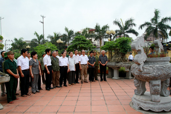Đoàn đã tới thắp hương tại nghĩa trang liệt sĩ xã Cổ Dũng, huyện Kim Thành