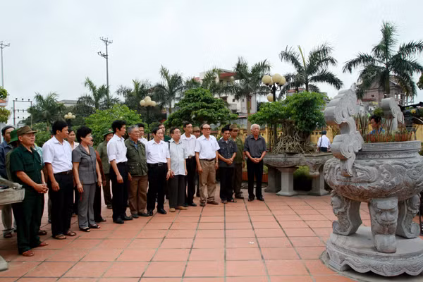 Đoàn đã tới thắp hương tại nghĩa trang liệt sĩ xã Cổ Dũng, huyện Kim Thành