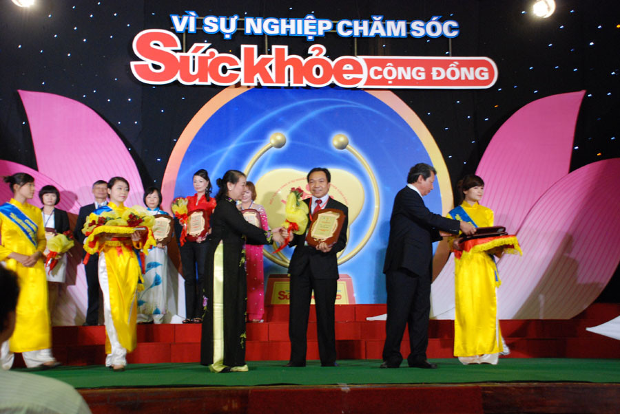 Thạc sĩ Trần Túc Mã, Tổng giám đốc TRAPHACO tại lễ vinh danh Top 10 doanh nghiệp vì sự nghiệp chăm sóc sức khỏa cộng đồng. Thạc sĩ Trần Túc Mã, Tổng giám đốc TRAPHACO tại lễ vinh danh Top 10 doanh nghiệp vì sự nghiệp chăm sóc sức khỏa cộng đồng