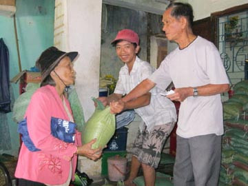Những người trúng số phát gạo cho dân nghèo 