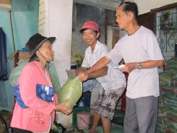 Những người trúng số phát gạo cho dân nghèo 