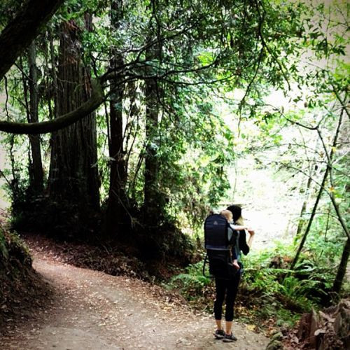 Ngoài các bài tập lướt sóng, Marisa Miller còn leo núi với con trai để có cơ thể săn chắc, cân đối