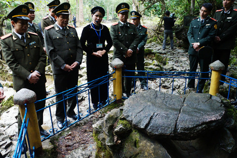 Thăm di tích lịch sử bàn đá nơi Bác Hồ làm việc. Thăm di tích lịch sử bàn đá nơi Bác Hồ làm việc