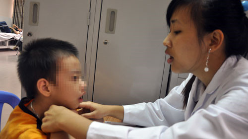 Để phát âm chuẩn phụ âm “kh”: gốc lưỡi chạm nhẹ lên vòm miệng, tạo âm “khừ” trong miệng (chạm tay vào cổ họng thấy rung lên), đẩy hơi mạnh và phát tiếng. Ảnh: Tuổi Trẻ. Để phát âm chuẩn phụ âm “kh”: gốc lưỡi chạm nhẹ lên vòm miệng, tạo âm “khừ” trong miệng (chạm tay vào cổ họng thấy rung lên), đẩy hơi mạnh và phát tiếng. Ảnh: Tuổi Trẻ