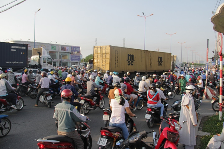 Đến ngã tư Bình Thái bất ngờ chiếc xe container mất thắng...