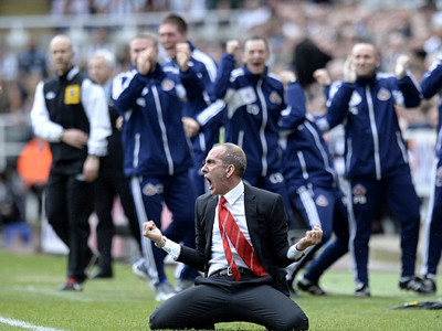 Pha ăn mừng chiến thắng đầy cảm xúc của HLV Paolo Di Canio. Ảnh: PA