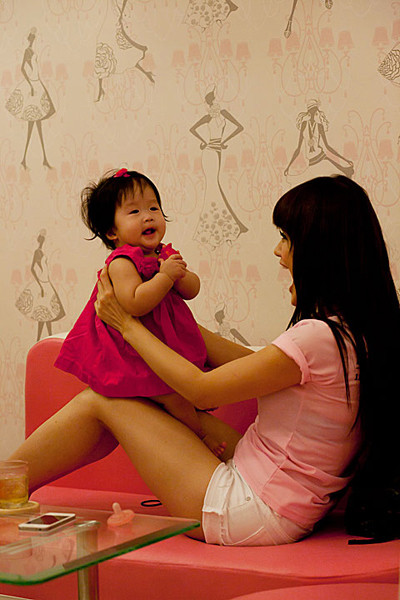 Mỹ Quyên và con gái Yuna. Sống phóng khoáng, hòa đồng nhưng Mỹ Quyên nhận mình là một người trầm lắng, khát khao được yêu và có một mái ấm gia đình.. Mỹ Quyên và con gái Yuna. Sống phóng khoáng, hòa đồng nhưng Mỹ Quyên nhận mình là một người trầm lắng, khát khao được yêu và có một mái ấm gia đình.