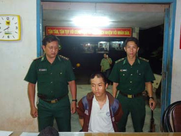 Đối tượng Phạm Quang Lộc cùng tang vật. Ảnh: Minh Luận