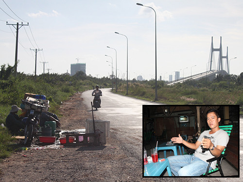 Đường vành đai dẫn lên cầu Phú Mỹ, nơi băng nhóm của Hồ Huy Trúc đã thực hiện nhiều vụ cướp (ảnh lớn). Anh Phạm Phước Nhật kể lại sự việc bị cướp cho phóng viên (ảnh nhỏ) 