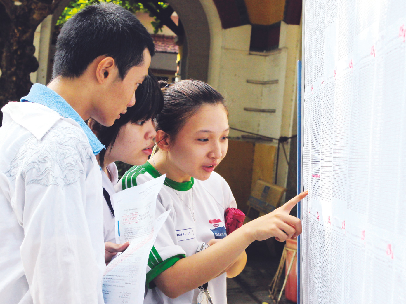 Học sinh xem điểm thi tốt nghiệp tại trường trung học Marie Curie (TPHCM) chiều 17-6-2010 . Ảnh: TTXVN Học sinh xem điểm thi tốt nghiệp tại trường trung học Marie Curie (TPHCM) chiều 17-6-2010