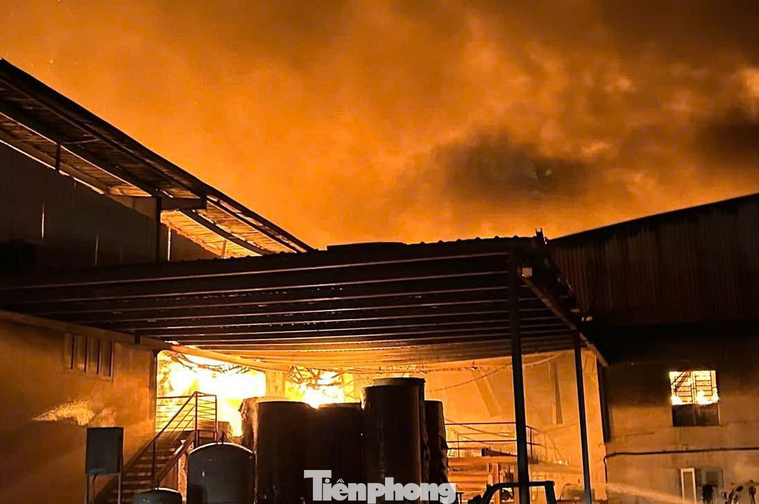 Khói, lửa bao trùm khu vực nhà xưởng