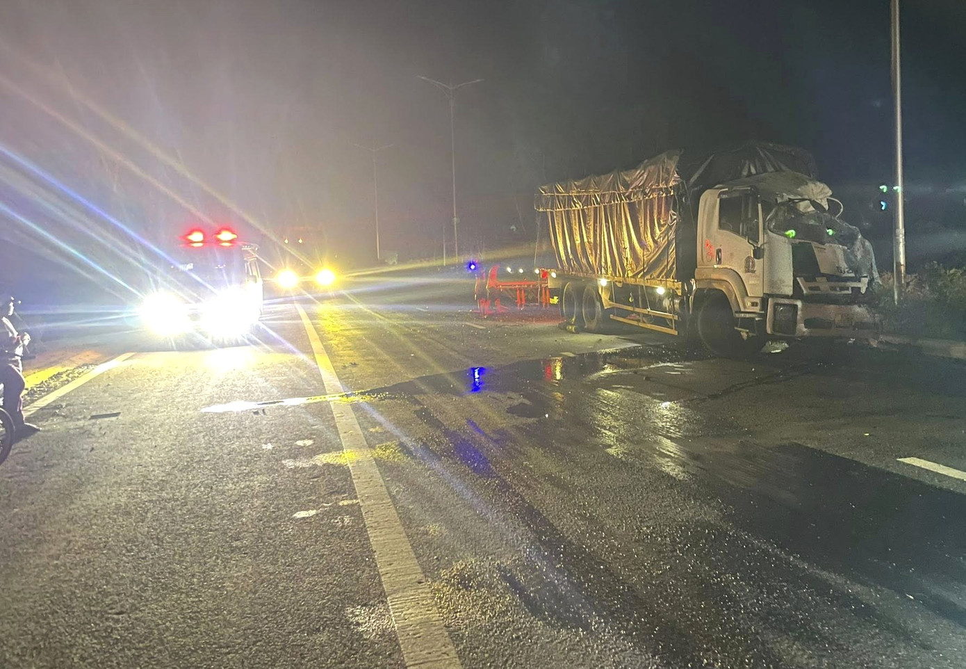 Ngày 14/6, Công an tỉnh Bình Dương đang điều tra làm rõ vụ tai nạn giao thông giữa hai xe tải khiến 1 người tử vong, 3 người bị thương vừa xảy ra trên địa bàn.