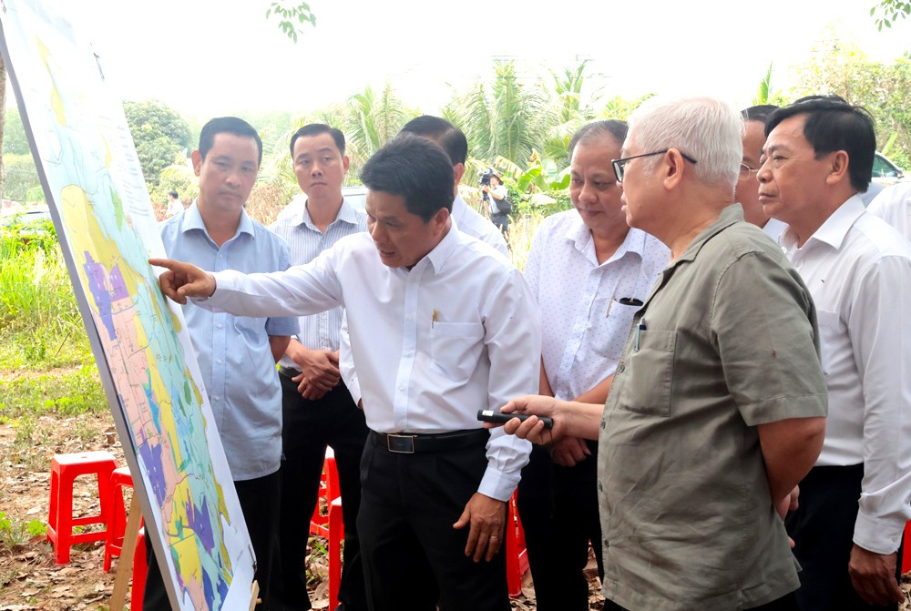 Bí thư Tỉnh ủy Bình Dương Nguyễn Văn Lợi (áo xám) kiểm tra vị trí triển khai dự án đường ven sông Bé Bí thư Tỉnh ủy Bình Dương Nguyễn Văn Lợi (áo xám) kiểm tra vị trí triển khai dự án đường ven sông Bé