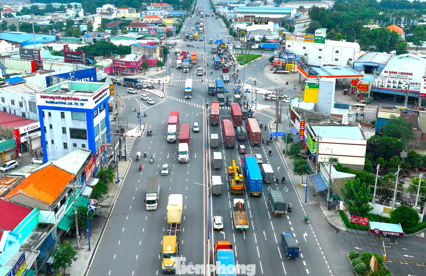 Trong đó, tuyến đường ĐT.743, với chiều dài 16km và tổng giá trị xây dựng 930 tỷ đồng, là tuyến đường huyết mạch kết nối TP.Thủ Dầu Một, TP.Thuận An, TP.Dĩ An và các khu công nghiệp trọng điểm như VSIP, Sóng Thần.
