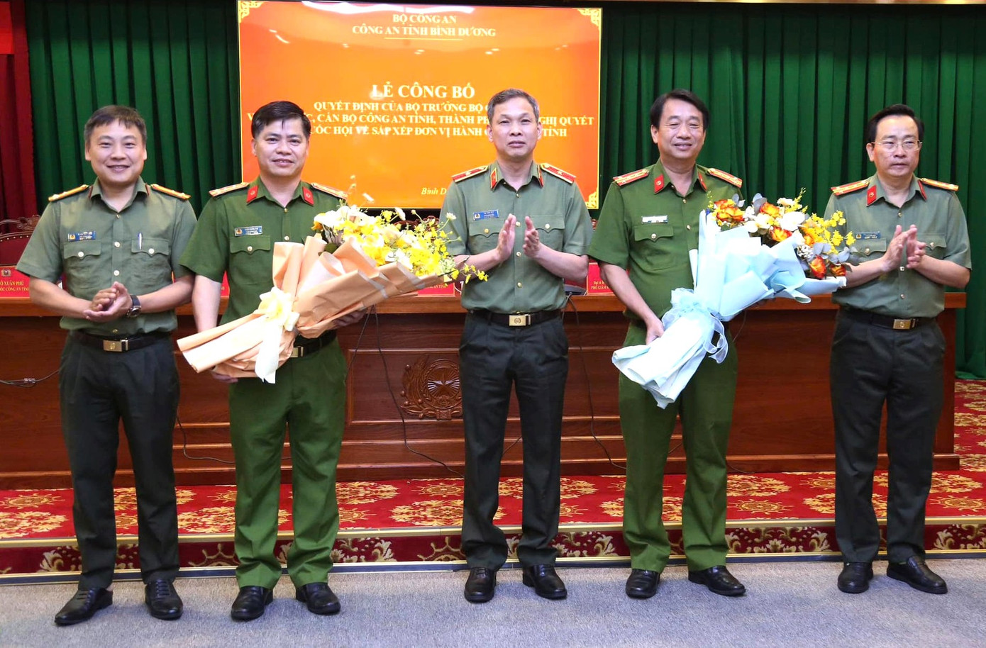 Đại tá Ngô Xuân Phú (thứ 2 từ trái sang) và Đại tá Nguyễn Thanh Điệp (thứ 2 từ phải sang) nhận nhiệm vụ mới Đại tá Ngô Xuân Phú (thứ 2 từ trái sang) và Đại tá Nguyễn Thanh Điệp (thứ 2 từ phải sang) nhận nhiệm vụ mới