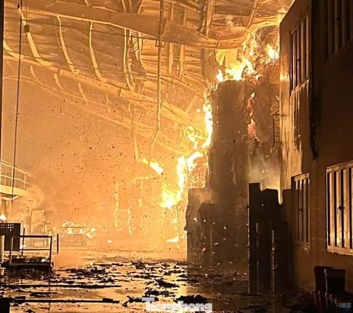 Lửa thiêu rụi nhà xưởng