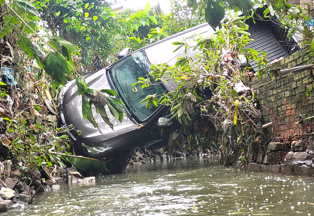 Chiếc ô tô bán tải bị nước cuốn trôi ở suối Xiệp khiến nữ tài xế mất tích và tử vong Chiếc ô tô bán tải bị nước cuốn trôi ở suối Xiệp khiến nữ tài xế mất tích và tử vong