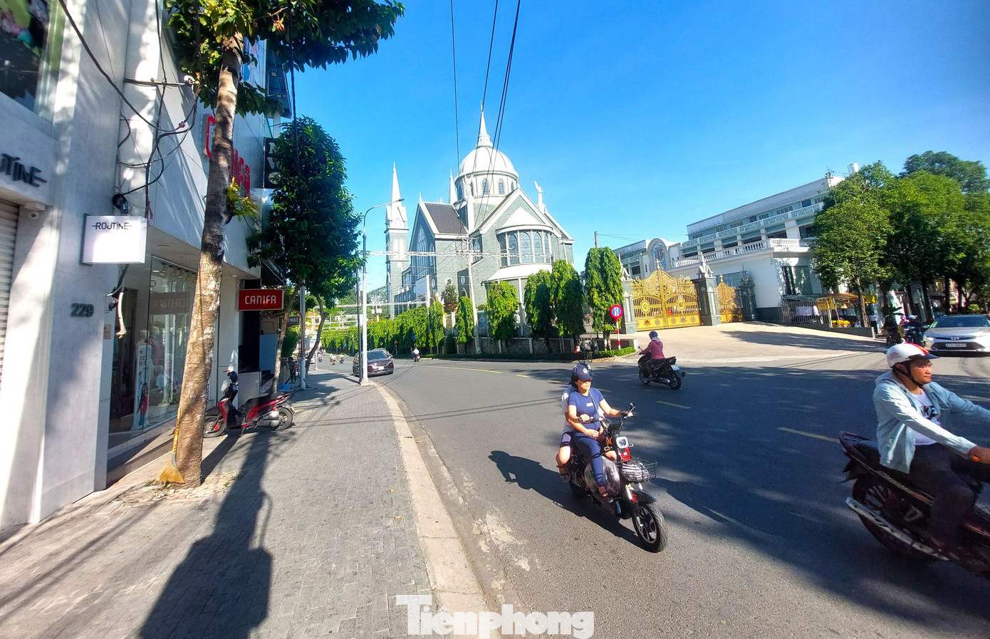 Ngoài các tuyến đường đã và đang được đầu tư nâng cấp, trong kế hoạch sẽ có hàng loạt đường khác được cải tạo, chỉnh trang. Dự kiến tổng nhu cầu vốn để cải tạo, chỉnh trang đô thị trung tâm Bình Dương trong giai đoạn 2026-2030 là khoảng 12.800 tỷ đồng. Ngoài các tuyến đường đã và đang được đầu tư nâng cấp, trong kế hoạch sẽ có hàng loạt đường khác được cải tạo, chỉnh trang. Dự kiến tổng nhu cầu vốn để cải tạo, chỉnh trang đô thị trung tâm Bình Dương trong giai đoạn 2026-2030 là khoảng 12.800 tỷ đồng.