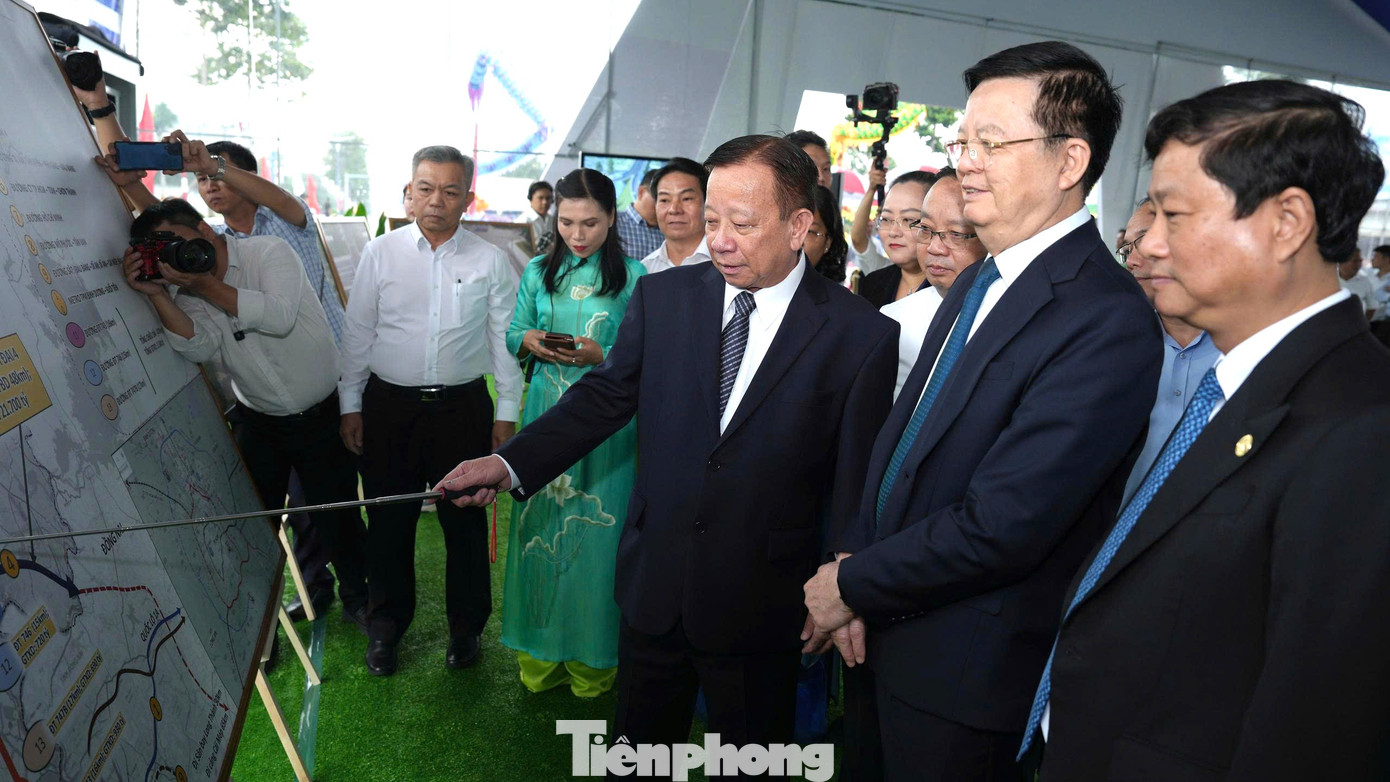 Phó thủ tướng Mai Văn Chính nghe báo cáo về dự án đường Vành đai 4 TPHCM đoạn qua Bình Dương Phó thủ tướng Mai Văn Chính nghe báo cáo về dự án đường Vành đai 4 TPHCM đoạn qua Bình Dương