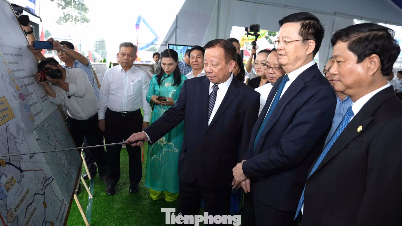 Phó thủ tướng Mai Văn Chính nghe báo cáo về dự án đường Vành đai 4 TPHCM đoạn qua Bình Dương